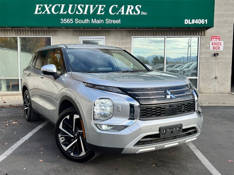 2024 Mitsubishi Outlander SE's photo