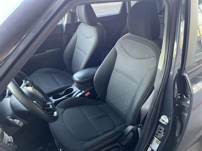 2014 Kia Soul +   - Photo 17 - Reseda, CA 91335