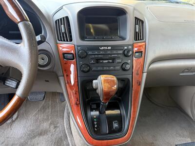2002 Lexus RX 300   - Photo 15 - Reseda, CA 91335