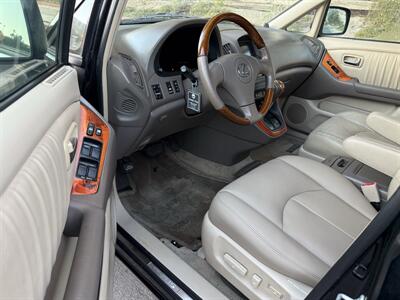 2002 Lexus RX 300   - Photo 12 - Reseda, CA 91335