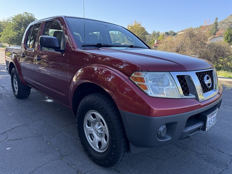 2015 Nissan Frontier SV   - Photo 1 - Reseda, CA 91335