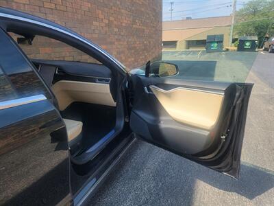 2016 Tesla Model S 70D AWD -- 250 Miles on Full Charge --  Ultra High Fidelity Sound - Autopilot - Premium Upgrades Package - Standard Suspension - Power and Lighting Package - Clean Title - Photo 25 - Wood Dale, IL 60191
