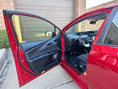 2016 Toyota Prius Three -- One Owner - Navigation - 52 Miles per  Galllon - Backup Camera - Bluetooth - NO Accident - Clean Title - All Serviced - Photo 17 - Wood Dale, IL 60191