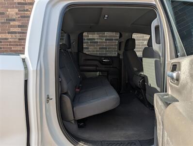 2022 Chevrolet Silverado 1500 Limited Custom 4WD -- 4dr CREW CAB -- 2.7L Turbo I4 310hp  - Backup Camera - Bluetooth - 1 Owner - NO Accident - Clean Title - Photo 23 - Wood Dale, IL 60191