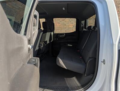 2022 Chevrolet Silverado 1500 Limited Custom 4WD -- 4dr CREW CAB -- 2.7L Turbo I4 310hp  - Backup Camera - Bluetooth - 1 Owner - NO Accident - Clean Title - Photo 22 - Wood Dale, IL 60191