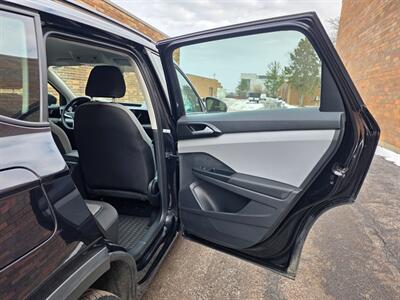 2022 Volkswagen Taos S 4Motion -- Only 40K Miles -- Backup Camera -  Bluetooth -- All Serviced -- NO Accident -- Clean Title - Photo 18 - Wood Dale, IL 60191