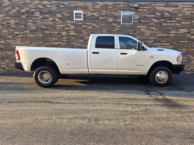 2022 RAM 3500 Tradesman 4WD CREW CAB -- 35K Miles -  Cummins 6.7L Diesel Turbo I6 370hp - Fully Loaded w/Premium Sound - NO Accident - Clean Title - All Serviced - Warranty - Photo 5 - Wood Dale, IL 60191