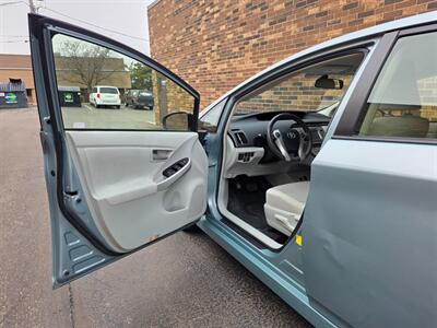 2013 Toyota Prius Three -- Navigation -- Backup Camera - Bluetooth - 1 Owner - All Serviced - Clean Title - Photo 16 - Wood Dale, IL 60191