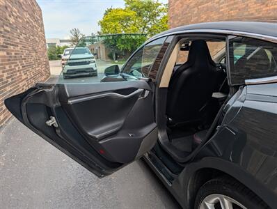 2012 Tesla Model S P85 Performance -- FREE UNLIMITED SUPERCHARGE -- Ultra High Fidelity Sound - All Glass Panoramic Roof - Smart Air Suspension - Tech Package - Clean Title - Photo 22 - Wood Dale, IL 60191