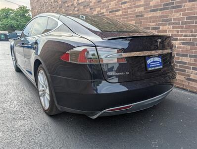 2012 Tesla Model S 85 -- FREE UNLIMITED SUPERCHARGE -- Ultra High Fidelity Sound - All Glass Panoramic Roof - Smart Air Suspension - Tech Package - Clean Title - Photo 4 - Wood Dale, IL 60191