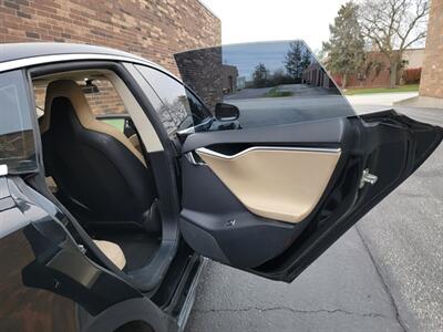 2013 Tesla Model S 60 -- FREE UNLIMITED SUPER CHARGING ---  200 Miles on Full Charge - Smart Air Suspension - Save $$$ on Gas - Charge & Drive - Clean Title - Photo 27 - Wood Dale, IL 60191