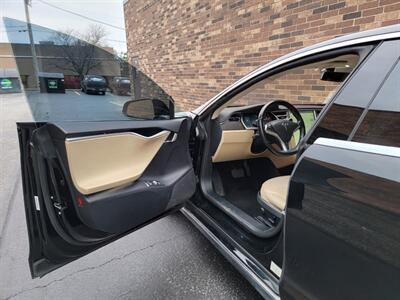 2013 Tesla Model S 60 -- FREE UNLIMITED SUPER CHARGING ---  200 Miles on Full Charge - Smart Air Suspension - Save $$$ on Gas - Charge & Drive - Clean Title - Photo 24 - Wood Dale, IL 60191