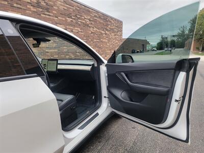 2022 Tesla Model Y Long Range AWD -- 7 PASSENGERS -  260 Miles on Full Charge - Full-Self Driving Computer - Autopilot - NO Accident - Clean Title - WARRANTY until 2030 - Photo 21 - Wood Dale, IL 60191