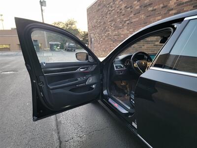 2017 BMW 750Li xDrive - 4.4L Twin Turbo V8 445hp -  Navigation - Backup Camera - Fully Loaded - All Serviced - Canada Edition - Clean Title - Photo 11 - Wood Dale, IL 60191