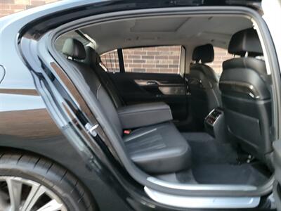 2017 BMW 750Li xDrive - 4.4L Twin Turbo V8 445hp -  Navigation - Backup Camera - Fully Loaded - All Serviced - Canada Edition - Clean Title - Photo 18 - Wood Dale, IL 60191