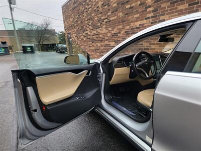 2015 Tesla Model S 85 -- 275 Miles on Full Charge --  Ultra High Fidelity Sound - Autopilot - Tech Package with Autopilot - All Serviced - Clean Title - Photo 18 - Wood Dale, IL 60191