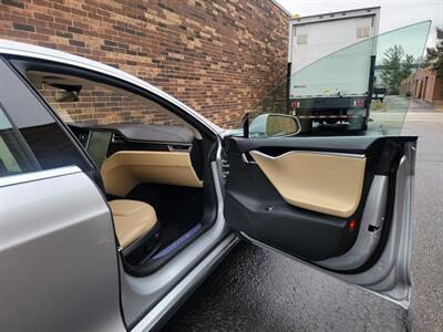 2015 Tesla Model S 85 -- 275 Miles on Full Charge --  Ultra High Fidelity Sound - Autopilot - Tech Package with Autopilot - All Serviced - Clean Title - Photo 19 - Wood Dale, IL 60191
