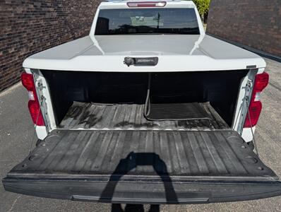 2022 Chevrolet Silverado 1500 Custom 4WD -- 4dr CREW CAB -- 2.7L Turbo I4 310hp  - Backup Camera - Bluetooth - 1 Owner - NO Accident - Clean Title - Photo 22 - Wood Dale, IL 60191