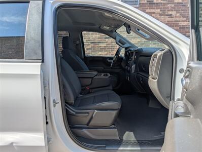 2022 Chevrolet Silverado 1500 Custom 4WD -- 4dr CREW CAB -- 2.7L Turbo I4 310hp  - Backup Camera - Bluetooth - 1 Owner - NO Accident - Clean Title - Photo 19 - Wood Dale, IL 60191