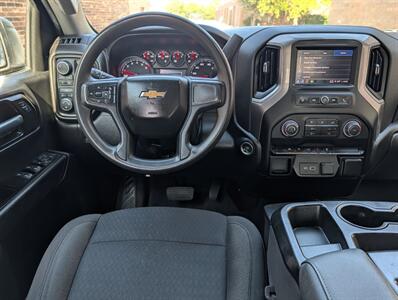 2022 Chevrolet Silverado 1500 Custom 4WD -- 4dr CREW CAB -- 2.7L Turbo I4 310hp  - Backup Camera - Bluetooth - 1 Owner - NO Accident - Clean Title - Photo 11 - Wood Dale, IL 60191