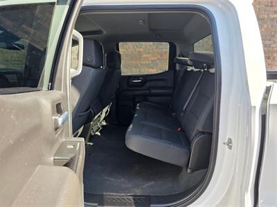 2022 Chevrolet Silverado 1500 Custom 4WD -- 4dr CREW CAB -- 2.7L Turbo I4 310hp - Backup Camera - Bluetooth - 1 Owner - NO Accident - Clean Title - Photo 23 - Wood Dale, IL 60191