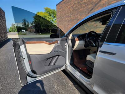 2017 Tesla Model X 75D AWD -- 255 Miles on Full Charge --  Ultra High Fidelity Sound - Enhanced Autopilot - Subzero Weather Package - Premium Upgrades Package - Smart Air Suspension - Warranty until October 2025 - Photo 25 - Wood Dale, IL 60191
