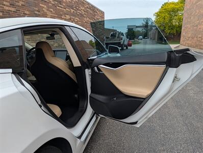 2017 Tesla Model S 75 -- Brand New Battery Replaced -- Glass Roof -  Smart Air Suspension - Ultra High Fidelity Sound - Autopilot - Subzero Weather Package - Premium Upgrade Package - NO Accident - Clean Title - Photo 22 - Wood Dale, IL 60191