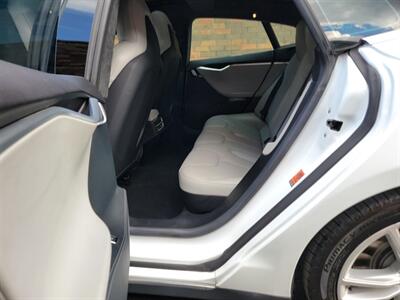 2015 Tesla Model S 70D AWD --  Ultra High Fidelity Sound - Autopilot - Premium Upgrades Package - All Glass Panoramic Roof - Smart Air Suspension - Power and Lighting Package - Clean Title - Photo 31 - Wood Dale, IL 60191
