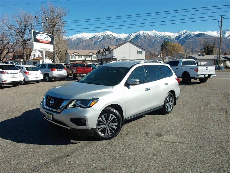 2017 Nissan Pathfinder SL  