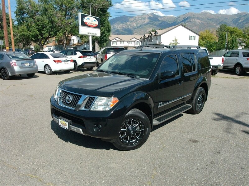 2008 Nissan Pathfinder LE V8  