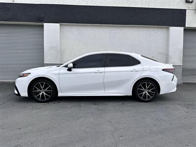 2021 Toyota Camry SE   - Photo 2 - Vista, CA 92084