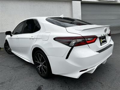 2021 Toyota Camry SE   - Photo 15 - Vista, CA 92084