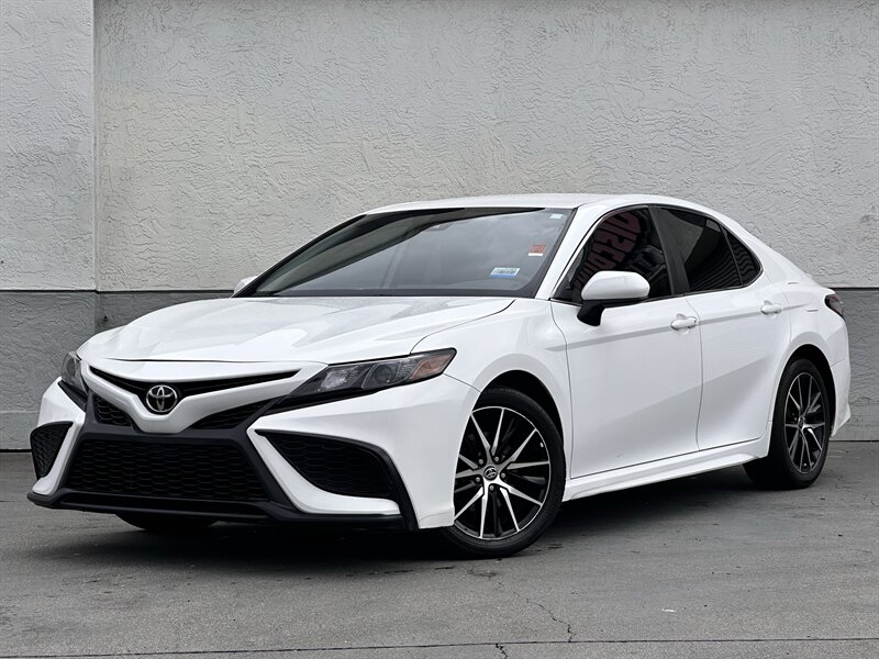 2021 Toyota Camry SE's photo