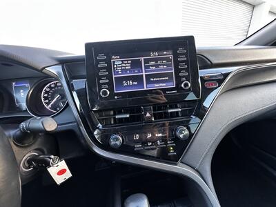 2021 Toyota Camry SE   - Photo 17 - Vista, CA 92084