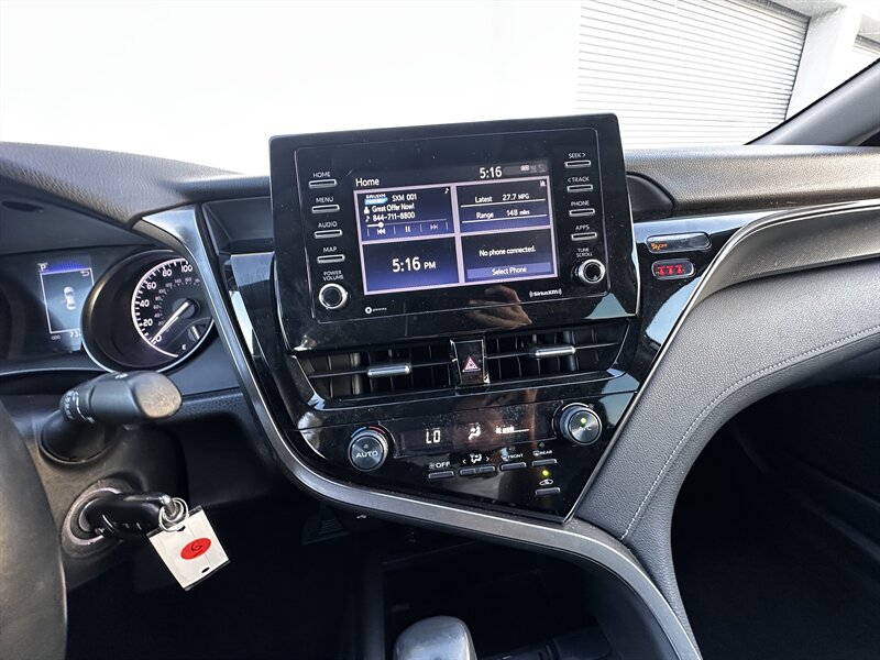 2021 Toyota Camry SE   - Photo 17 - Vista, CA 92084