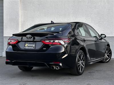 2022 Toyota Camry SE   - Photo 2 - Vista, CA 92084