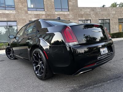 2019 Chrysler 300 Touring   - Photo 9 - Vista, CA 92084