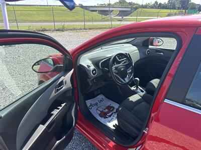 2019 Chevrolet Sonic LT Auto   - Photo 5 - Madisonville, TN 37354