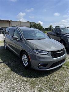 2022 Chrysler Pacifica Touring L   - Photo 2 - Madisonville, TN 37354