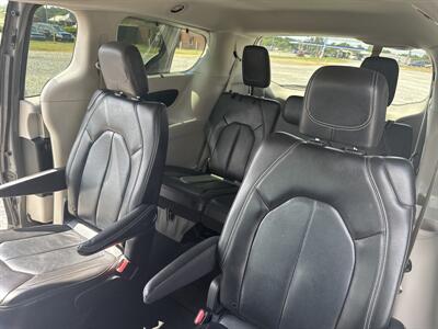 2022 Chrysler Pacifica Touring L   - Photo 10 - Madisonville, TN 37354