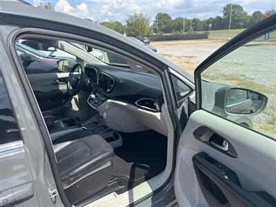 2022 Chrysler Pacifica Touring L   - Photo 7 - Madisonville, TN 37354