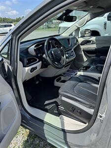 2022 Chrysler Pacifica Touring L   - Photo 5 - Madisonville, TN 37354