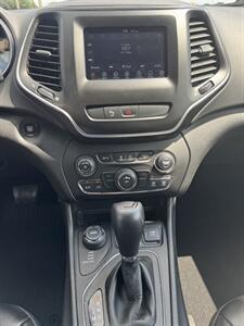 2019 Jeep Cherokee Latitude Plus   - Photo 14 - Madisonville, TN 37354