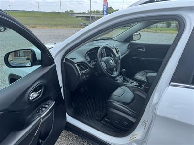 2019 Jeep Cherokee Latitude Plus   - Photo 10 - Madisonville, TN 37354