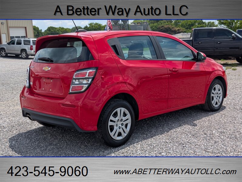 2020 Chevrolet Sonic LT - Photo 4 - Madisonville, TN 37354