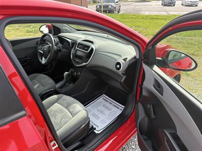 2020 Chevrolet Sonic LT   - Photo 6 - Madisonville, TN 37354