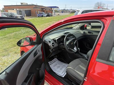 2020 Chevrolet Sonic LT   - Photo 5 - Madisonville, TN 37354