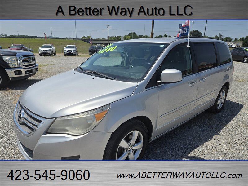 2011 Volkswagen Routan SE's photo
