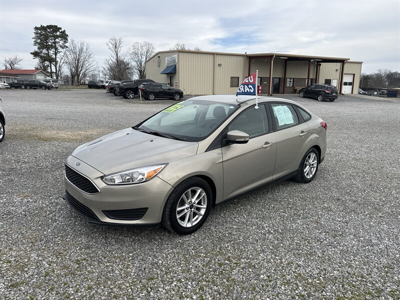 2016 Ford Focus SE's photo