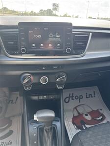 2020 Kia Rio 5-Door S   - Photo 12 - Madisonville, TN 37354